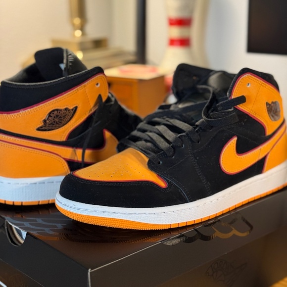 ALMOST NEW WORN ONCE - M 10.5 - AIR JORDAN 1 MID SE CREAMSICLE TAMPA BUCCANEERS main image 6